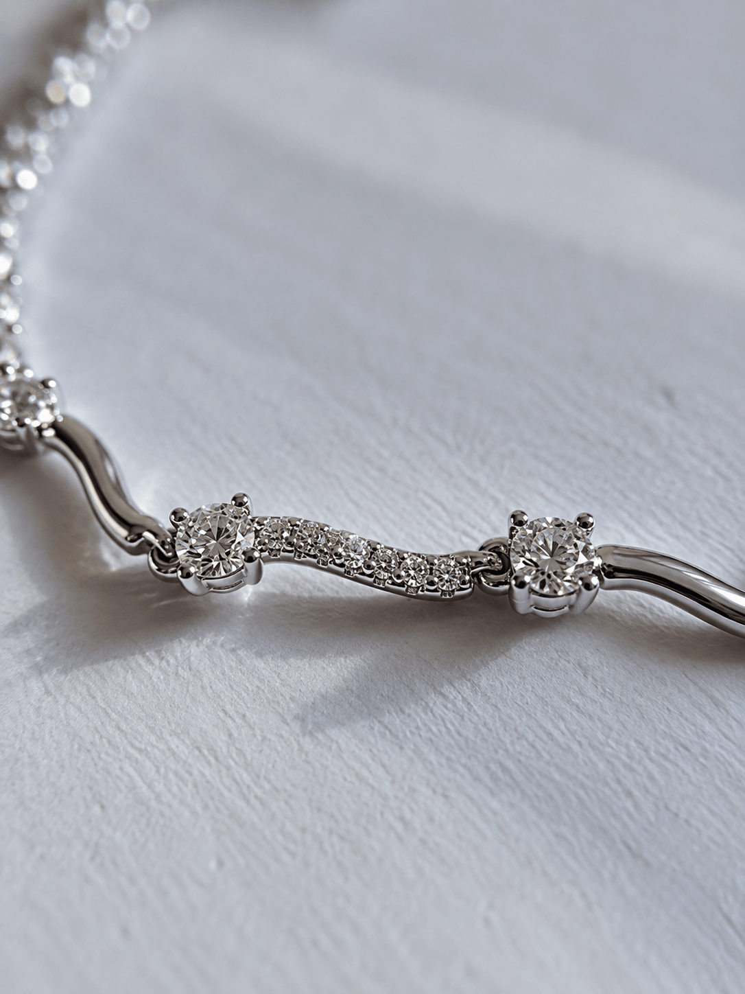 Närbild av justerbart silverpläterat armband med zirkoner