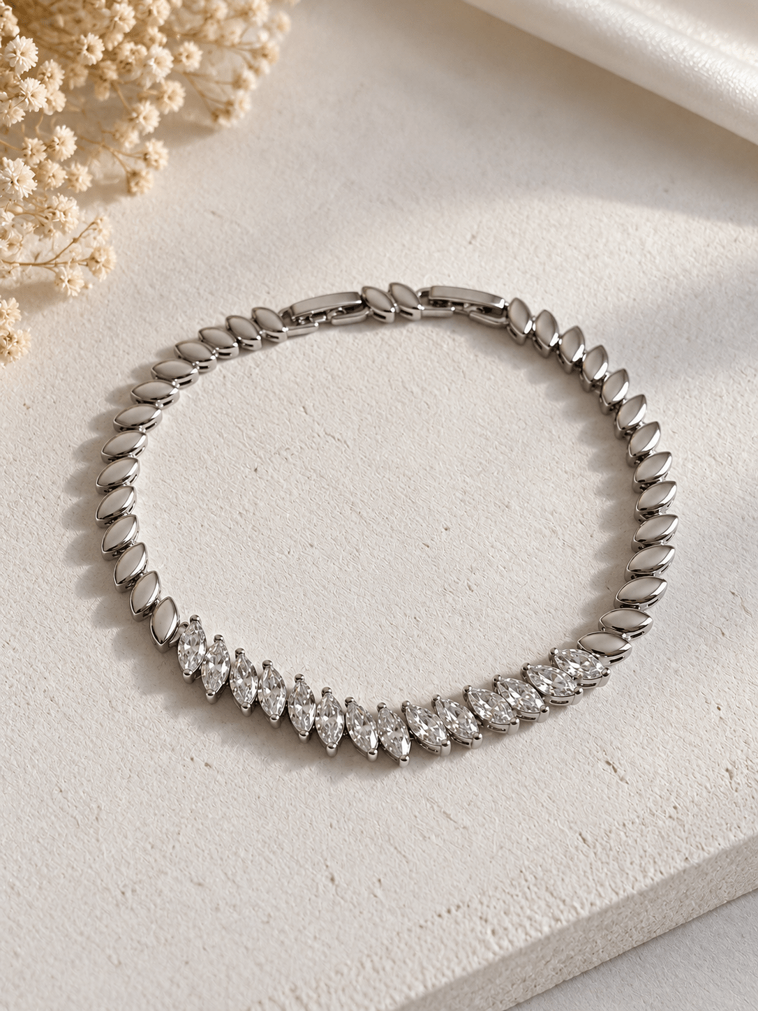 Justerbart silverpläterat armband med zirkoner mot ljus bakgrund
