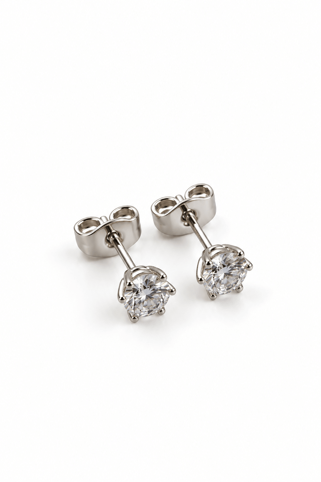 Versilberte Ohrstecker mit klarem 5-mm-Zirkonia auf weißem Hintergrund