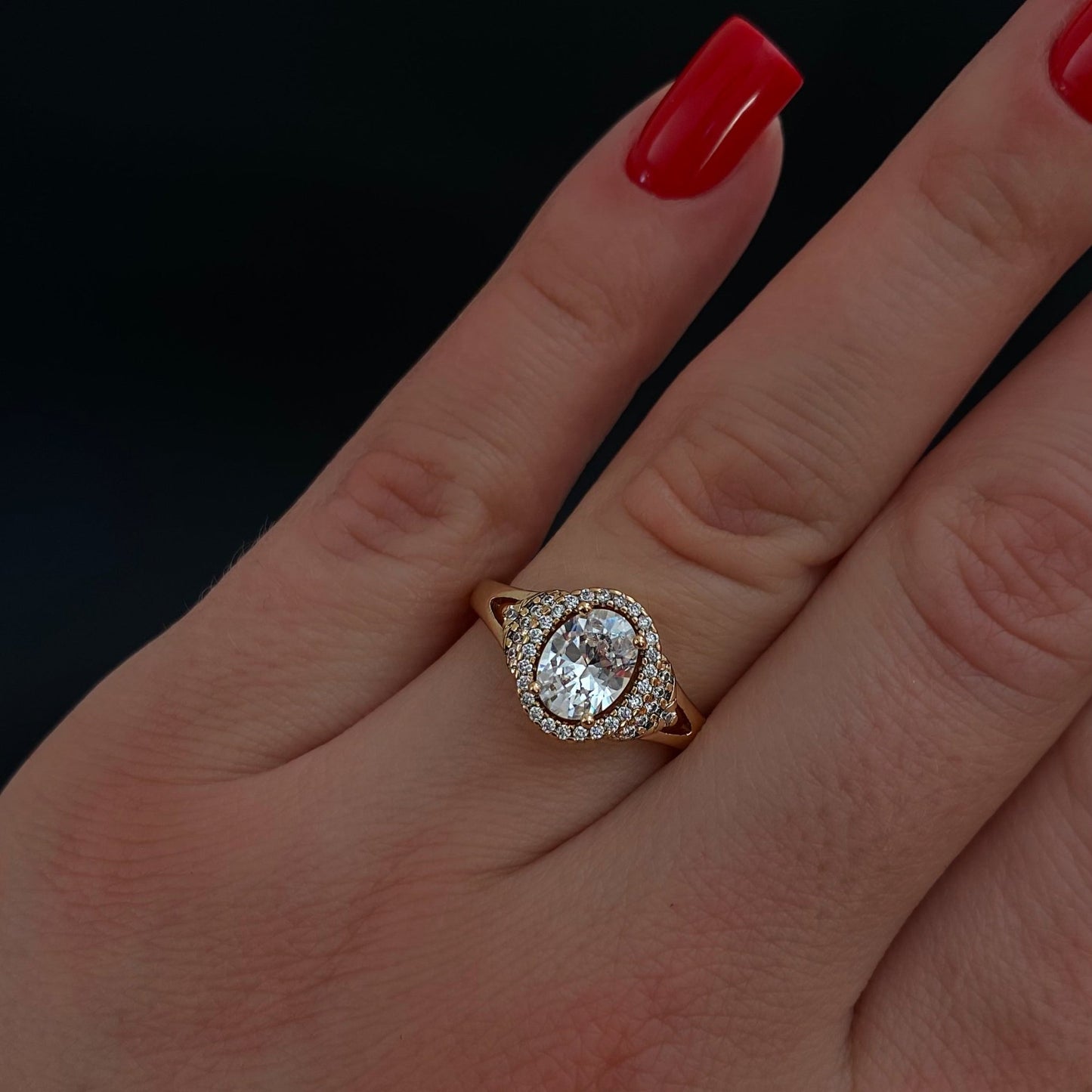 Elegant gold-plated ring with sparkling zirconia