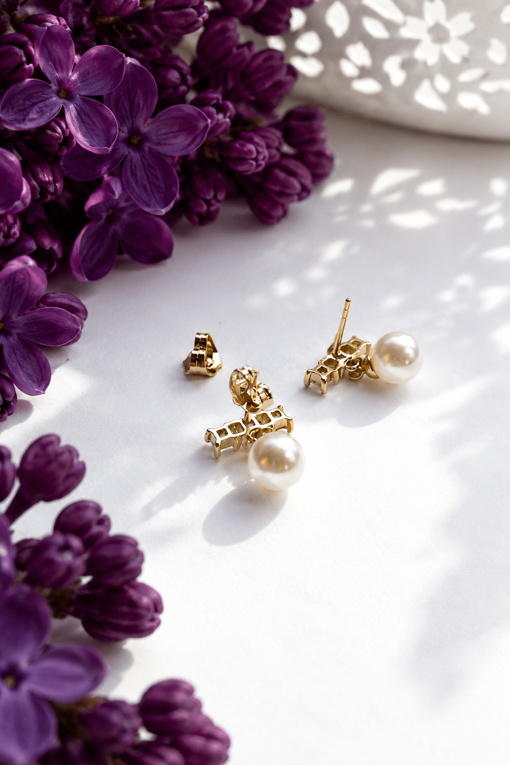 Clara stud earrings with a pearl on a white background