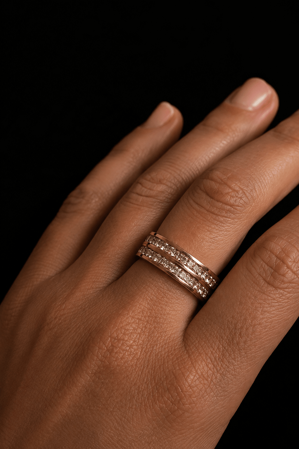 Rose gold-plated steel ring with two rows of zirconia on the hand