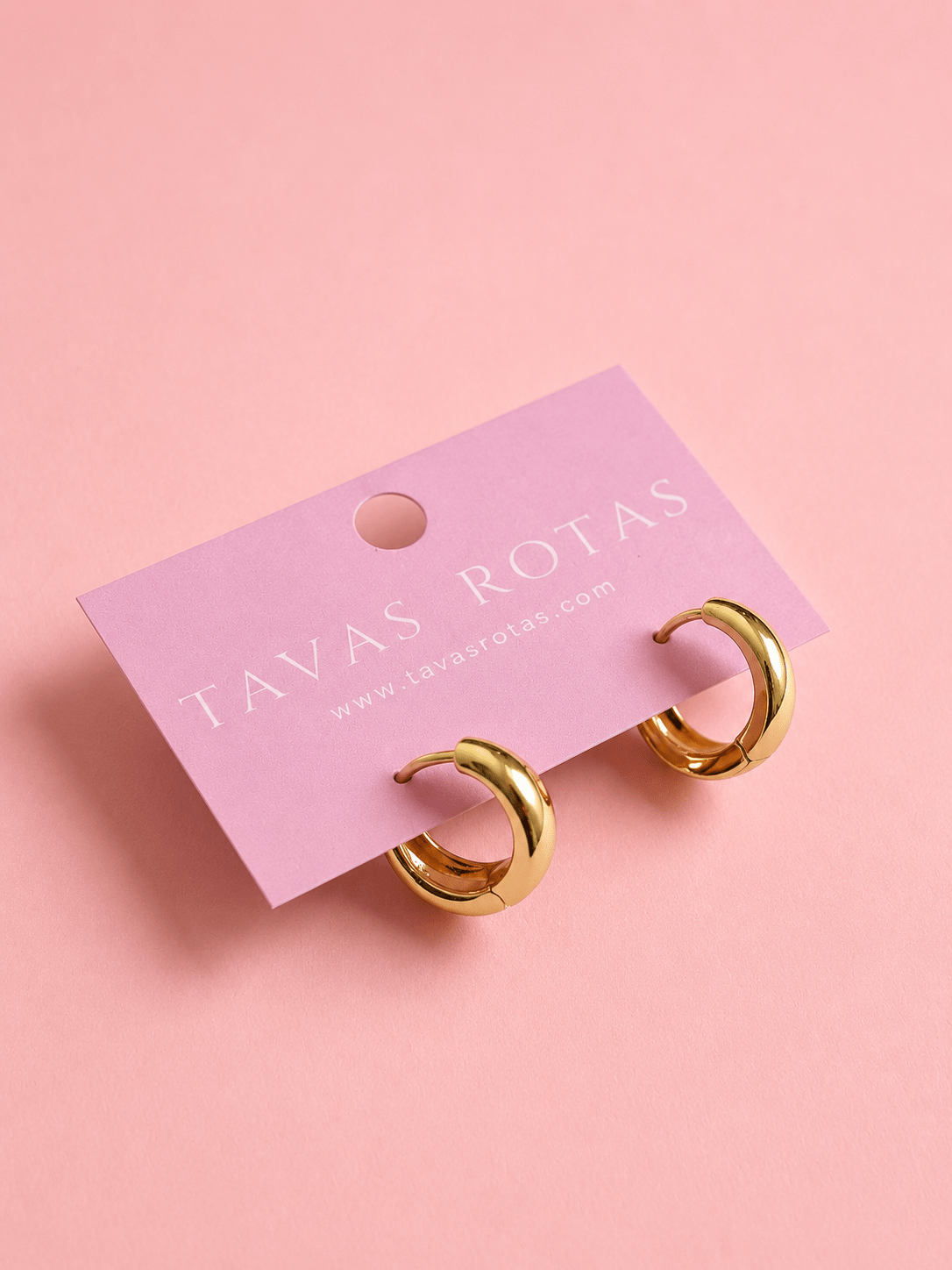 14k gold-plated hoop earrings on a pink Tava Rotas card