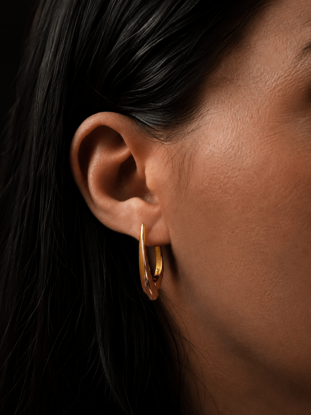 18k gold-plated elongated earring in the model's ear