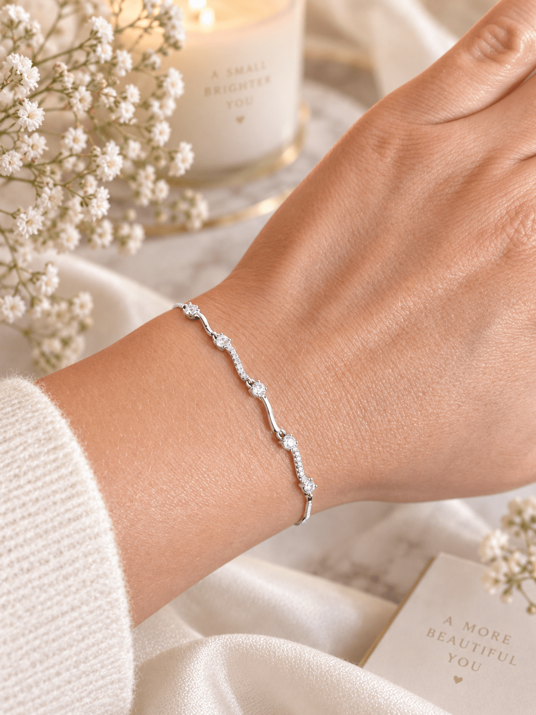 Adjustable silver-plated bracelet with zirconia on the wrist