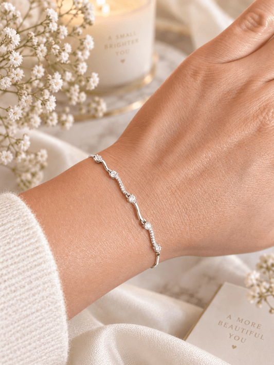 Verstellbares versilbertes Armband mit Zirkonia am Handgelenk