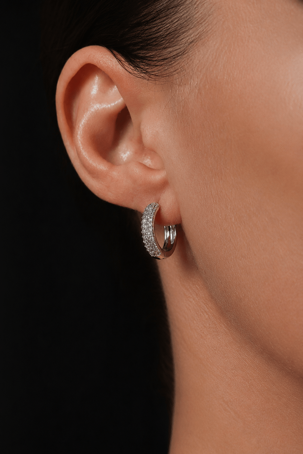 Silver-plated 2in1 earrings on the ear