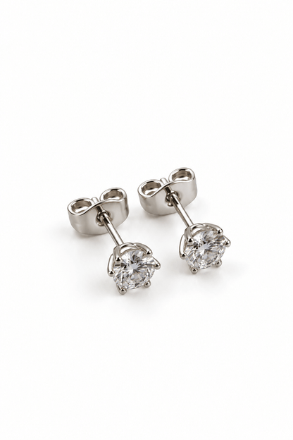 Versilberte Ohrstecker mit klarem 5-mm-Zirkonia auf weißem Hintergrund