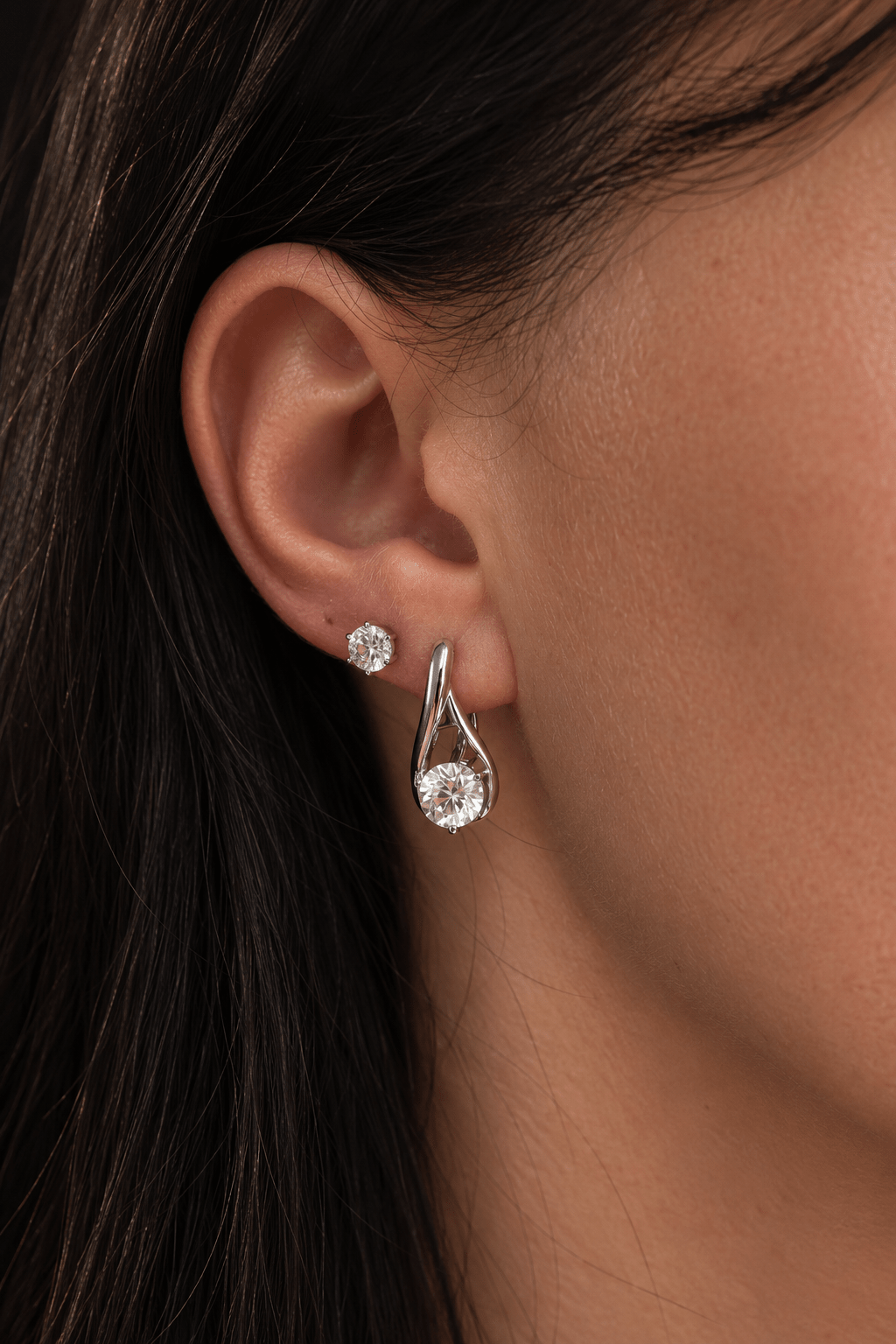 Versilberte Ohrstecker mit klarem 5-mm-Zirkonia am Ohr