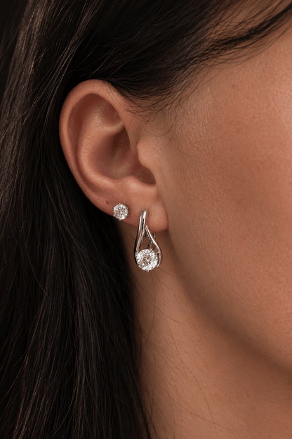 Versilberte Ohrstecker mit klarem 5-mm-Zirkonia am Ohr