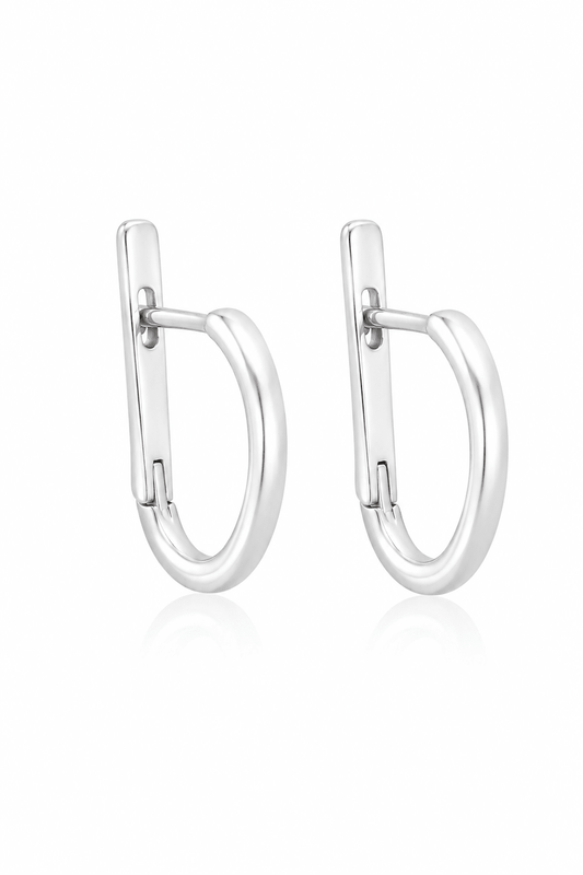 Silverpläterade creolörhängen, 14 mm, på vit bakgrund