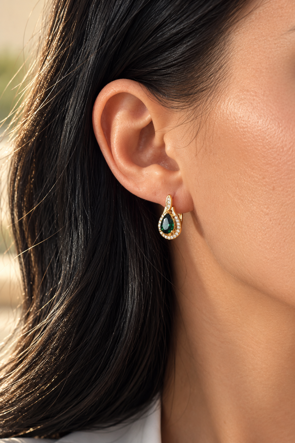 Gold-plated earrings with green zirconia and leverback clasp