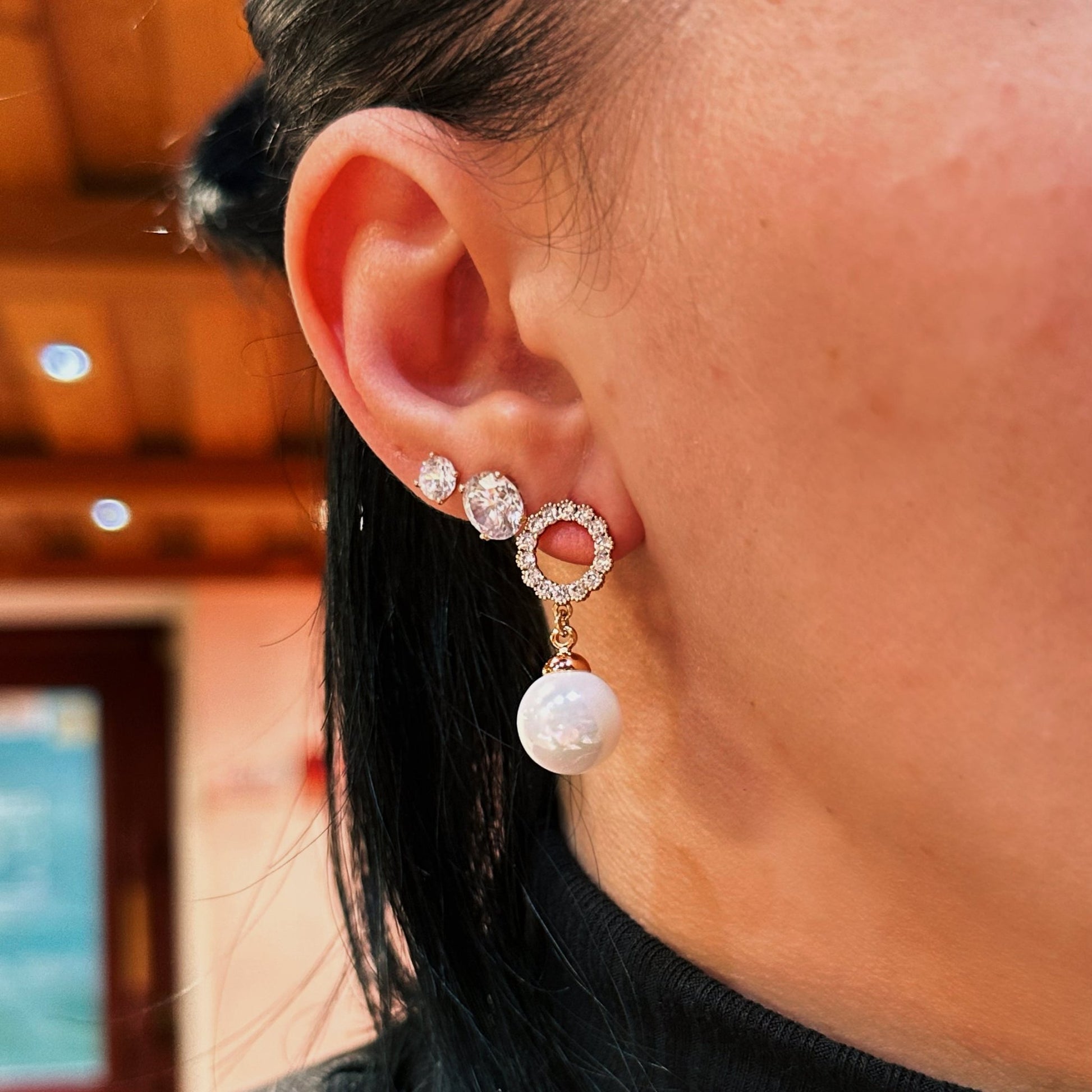 Gold-plated stud earrings with a pearl