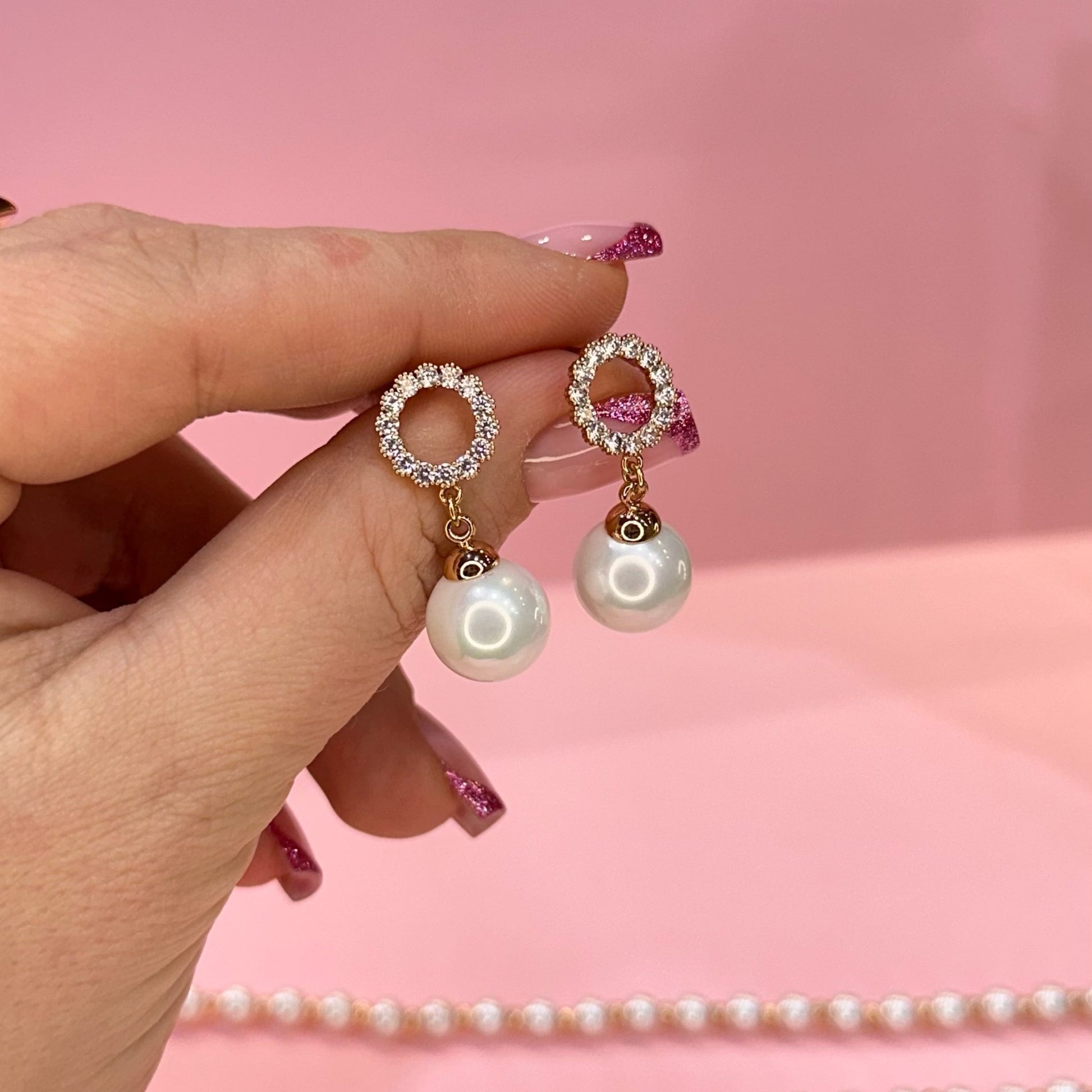 Gold-plated stud earrings with a pearl