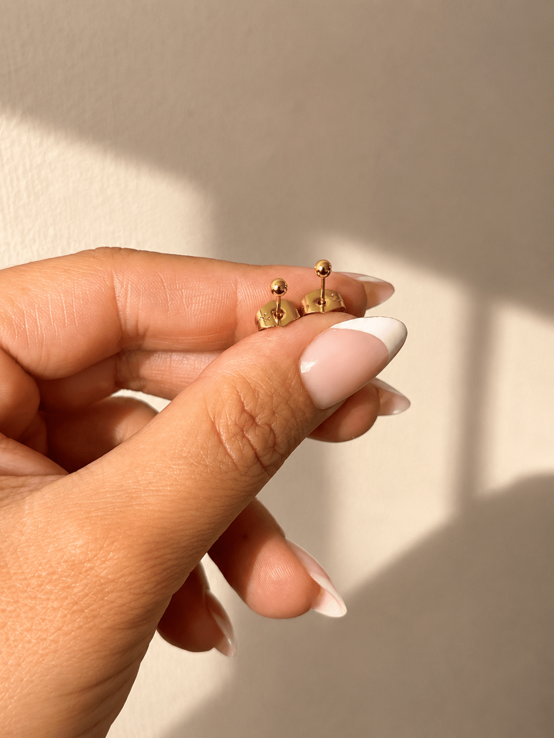 Mini 3 mm guldpläterade kulörhängen för vardagen