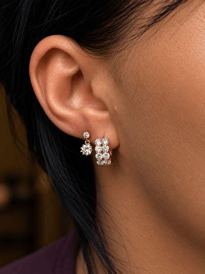 Nagliņu auskars ar nokarenu cirkoniju kombinācijā blakus auss caurumā