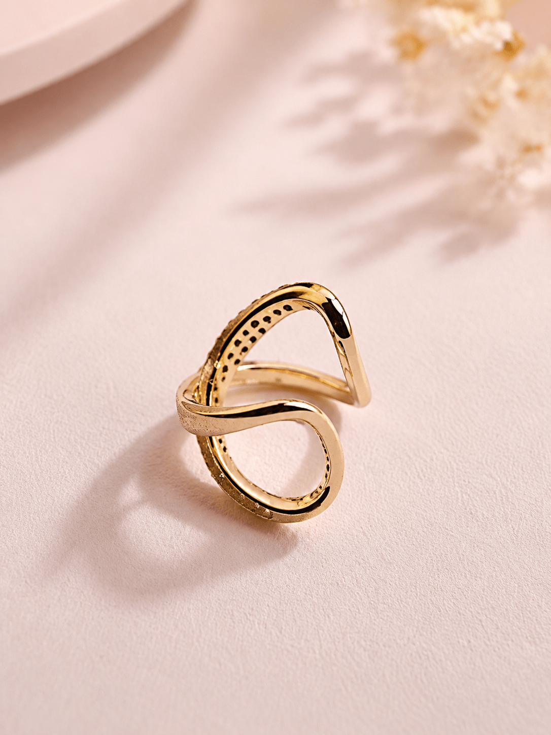 Guldpläterad ear cuff med zirkoner från sidan