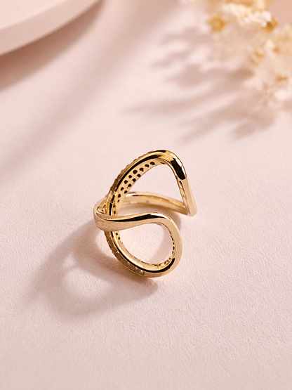 Guldpläterad ear cuff med zirkoner från sidan