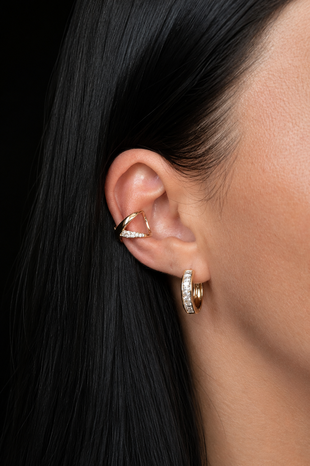 Apzeltīts ausu kafs ar dzidriem cirkonijiem uz auss