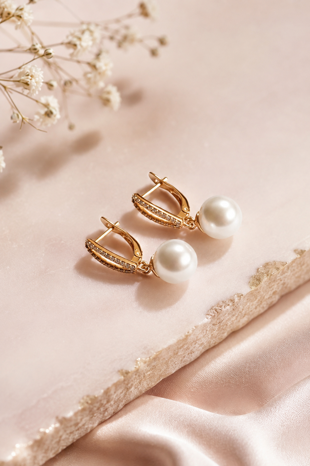 Gold-plated earrings with English clasp and pearl