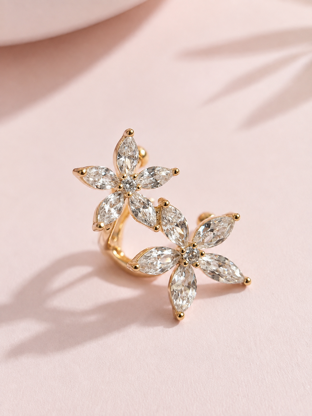 Gold-plated ear cuff with two floral motifs and clear cubic zirconias