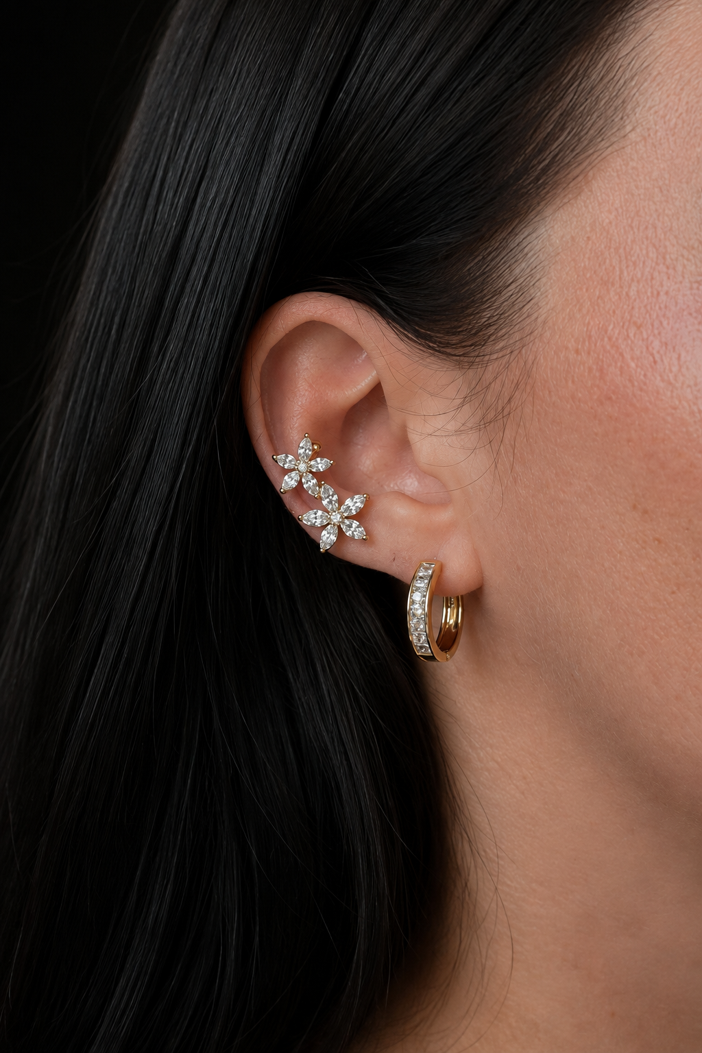Gold-plated ear cuff with two flowers on the ear, combined with a hoop earring