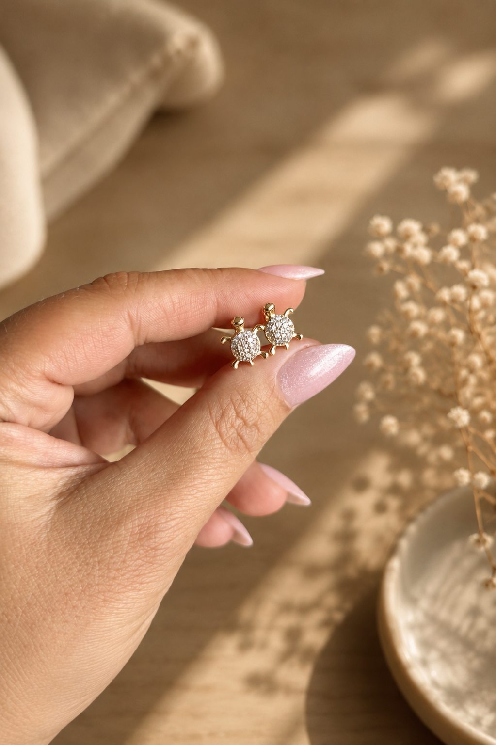 Tina – 18k gold-plated turtle hoop earrings with zircons
