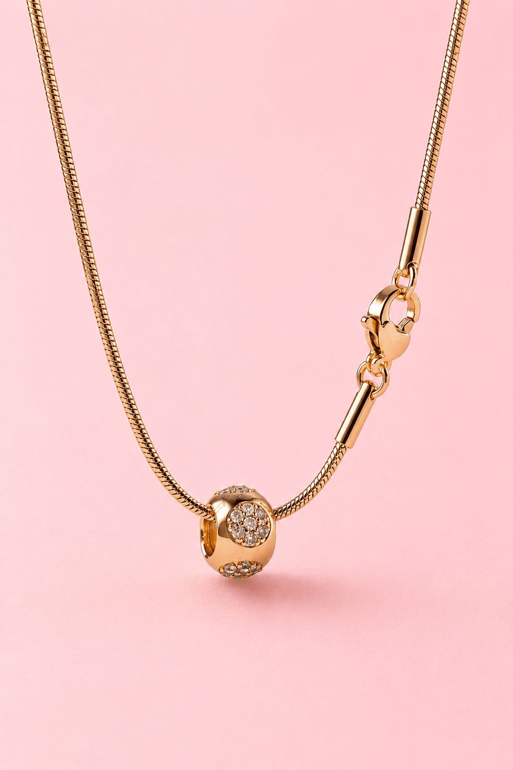 Gold-tone necklace 50 cm with zirconia pendant and clasp – close-up