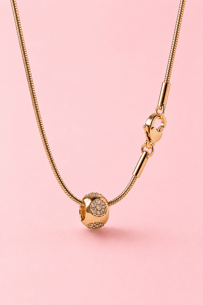 Gold-tone necklace 50 cm with zirconia pendant and clasp – close-up