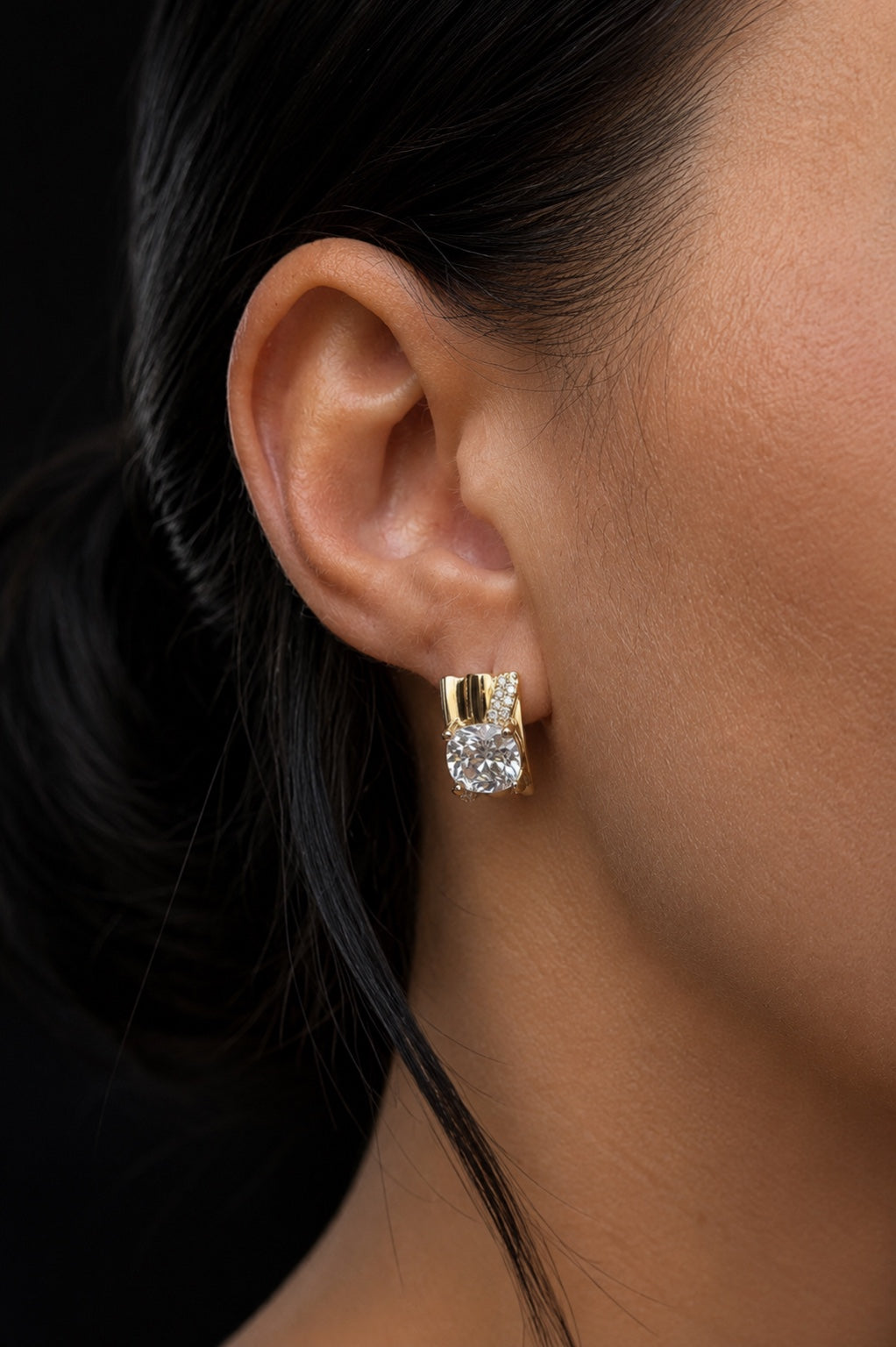 Dace 18k gold-plated anti-allergic earrings with square cubic zirconia on the ear