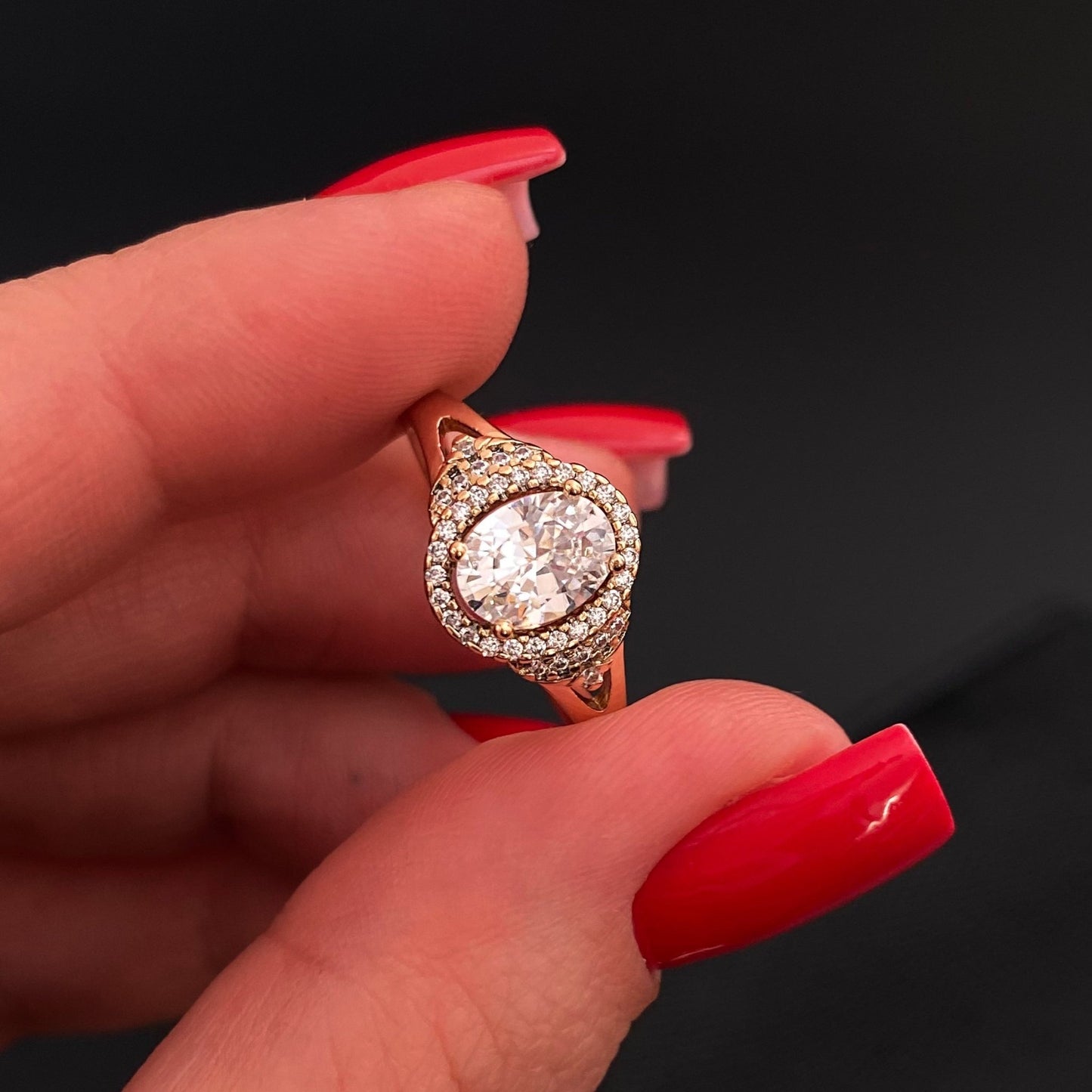 Elegant gold-plated ring with sparkling zirconia
