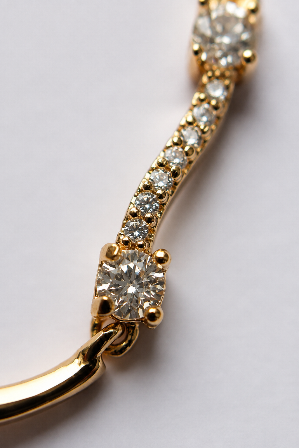 Elvira - 18k gold plated adjustable bracelet zirconia details macro close-up