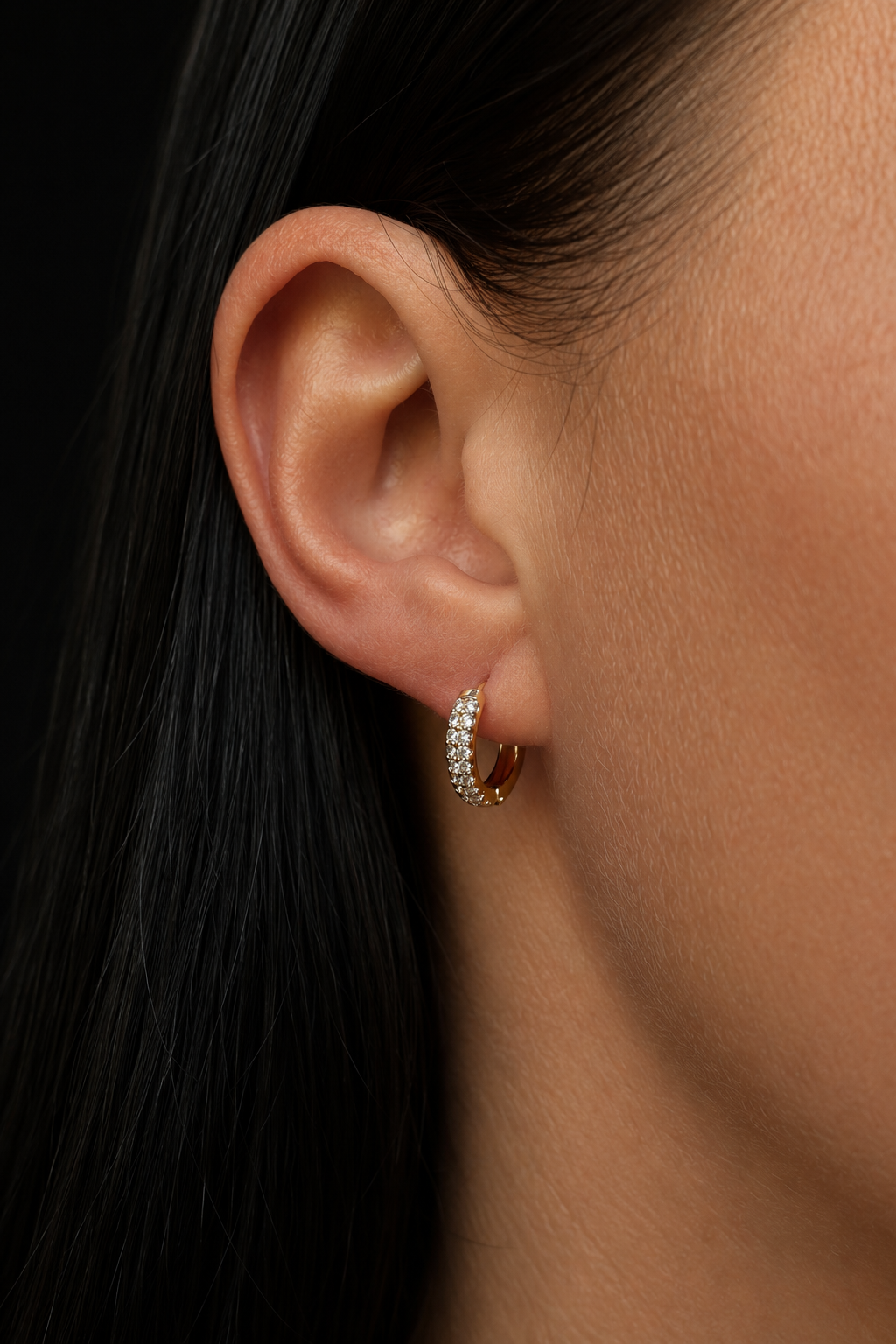 Eva 18k gold-plated hoop earrings with zircons on the ear