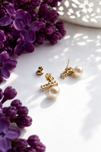 Clara stud earrings with a pearl on a white background