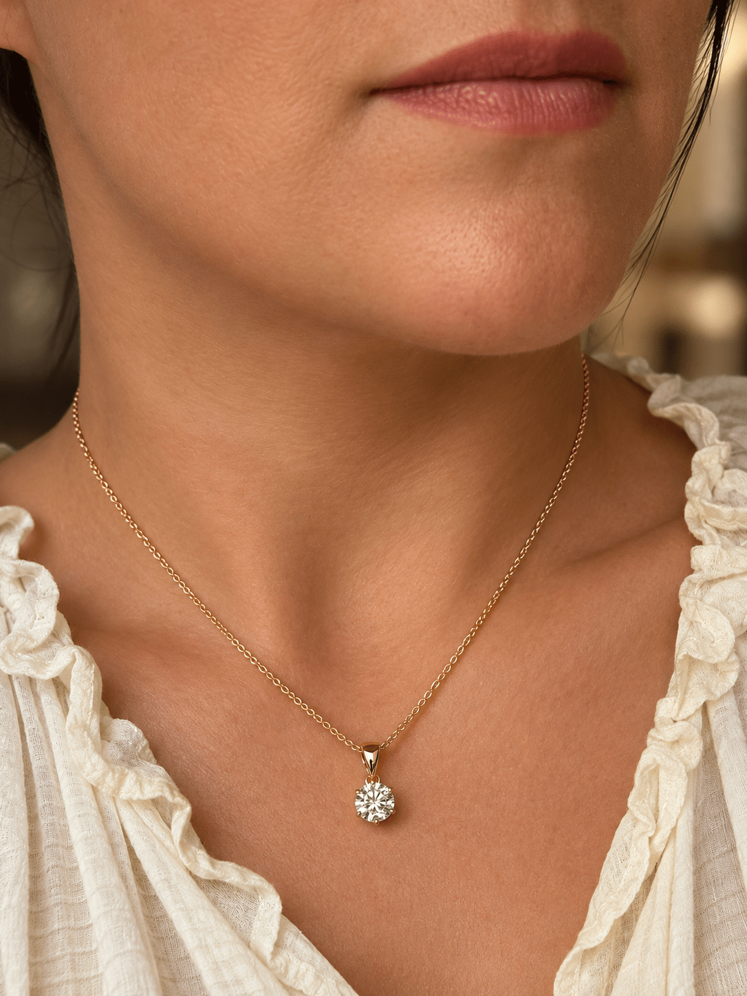 Klassiskt 18K guldpläterat halsband med runt zirkoniahänge på modellens hals
