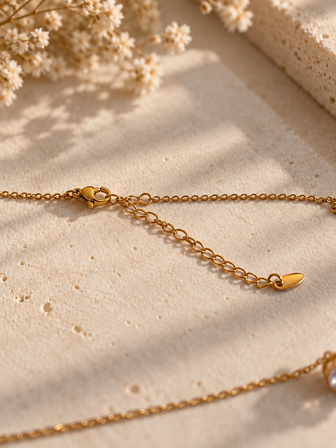 Adjustable clasp and 5 cm extension on a classic gold-plated necklace