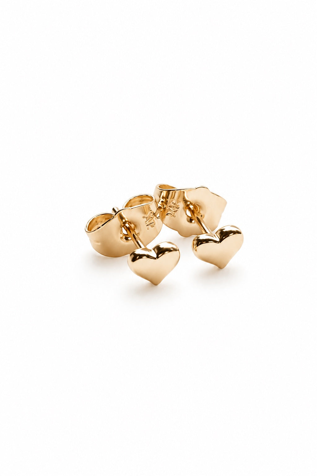 Liva 18k gold-plated heart-shaped stud earrings 5 mm on a white background