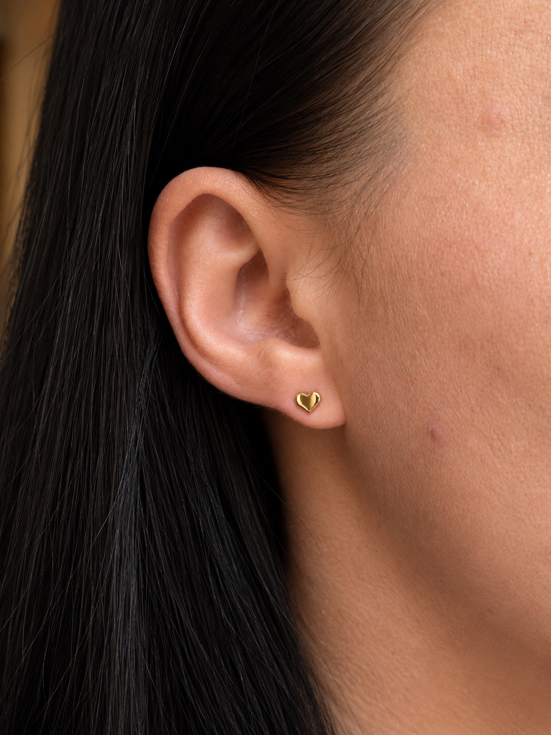 Liva 18k gold-plated heart-shaped stud earrings 5 mm on the ear