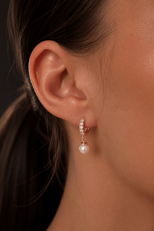 Mia – 18k apzeltīti mini riņķīši ar pērlīti apzeltītas rotaslietas sievietēm