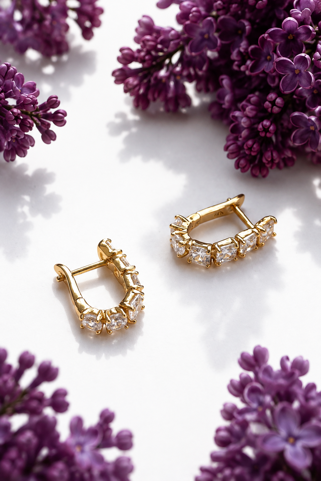 Sparkling 18k gold-plated earrings with square cubic zirconias and purple lilacs