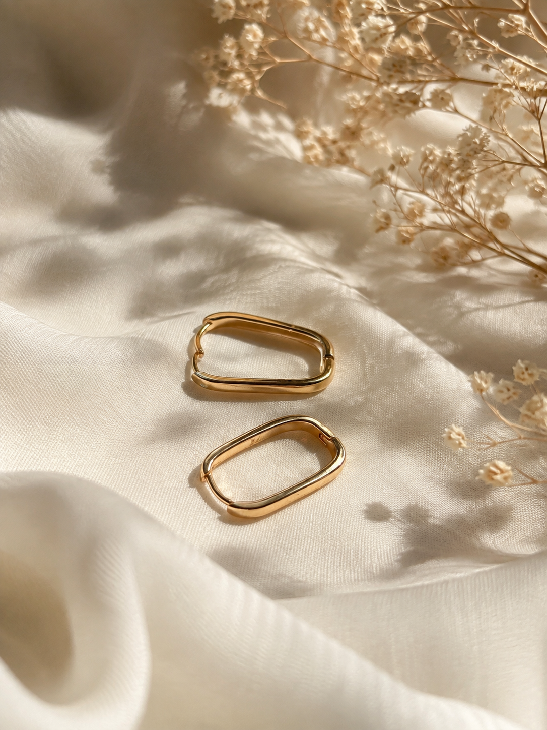 Monika – 18k gold-plated oval hoop earrings on silk fabric