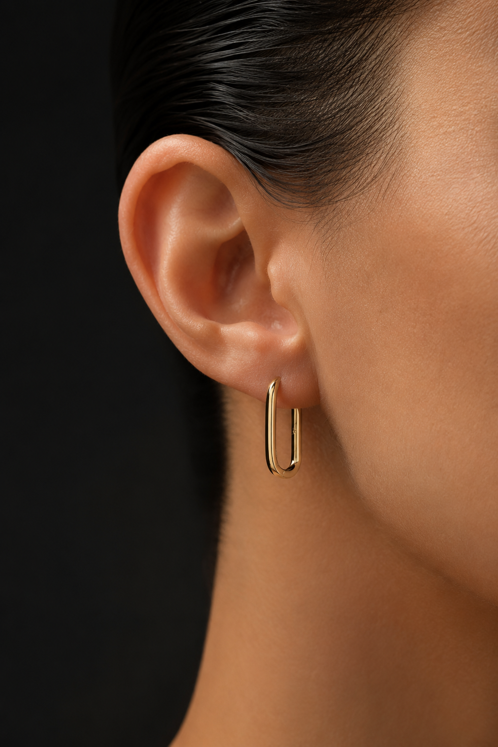 Monika – 18k gold-plated oval hoop earrings on the ear