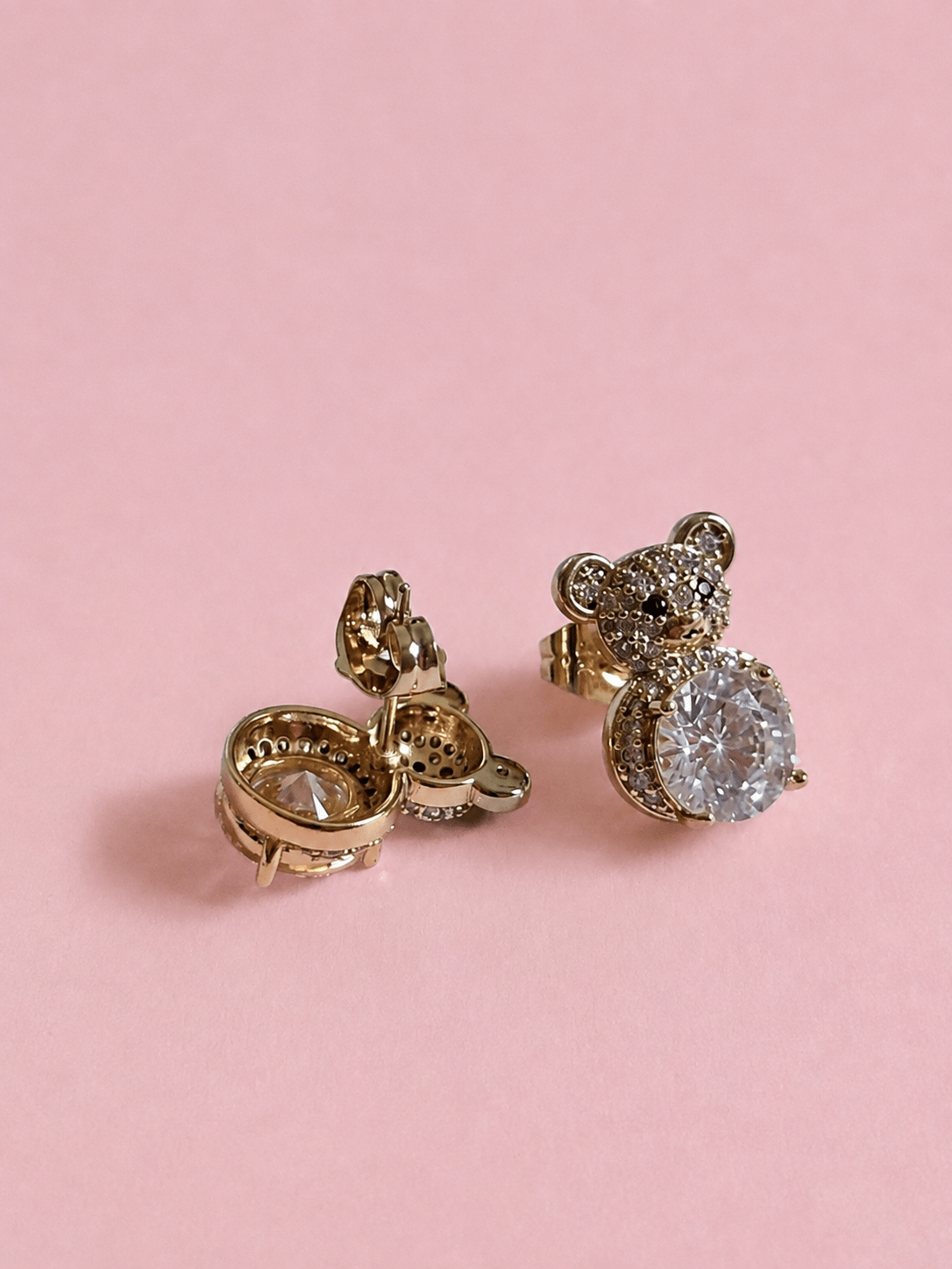 Stud earrings with teddy bear and clasp