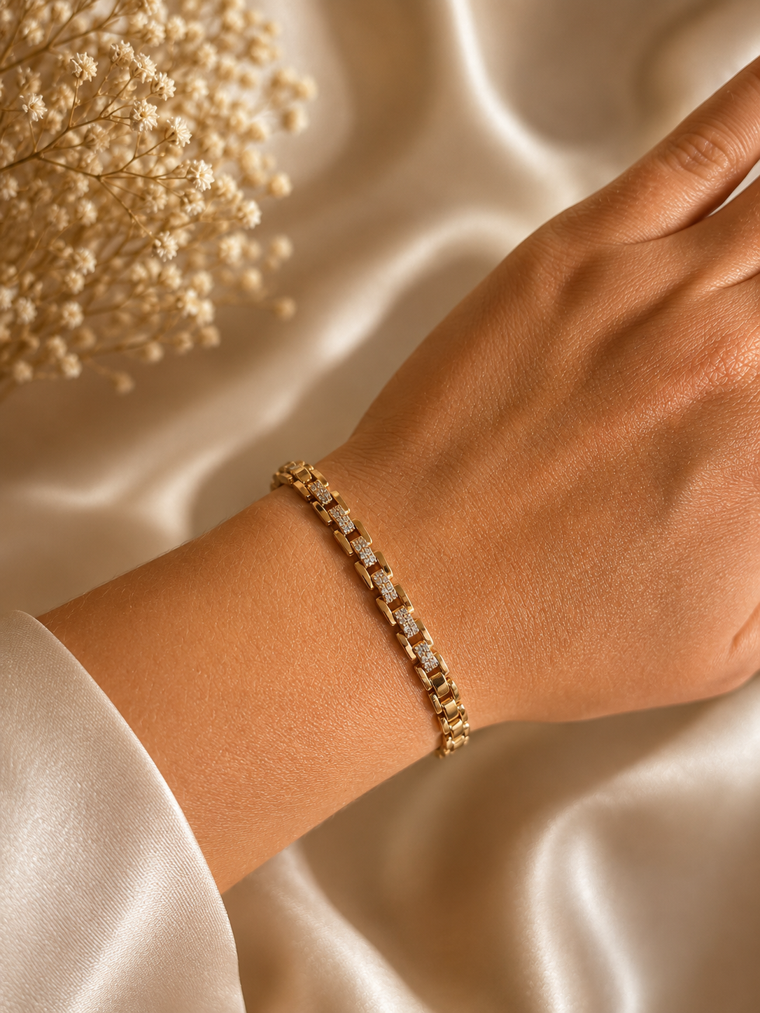 Selena 18k gold-plated adjustable bracelet with zircons on the arm