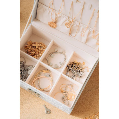 Sudraba rotaslietu lādīte ar āķīšiem kaklarotām un ķēdītēm