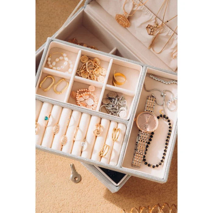 Sudraba rotaslietu lādīte ar vietu pulksteņiem un rokassprādzēm