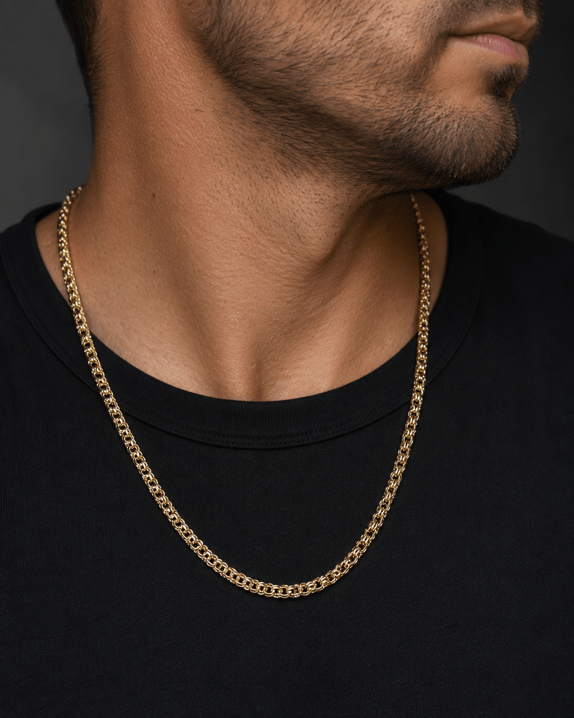 Gold-tone Bismarck unisex chain necklace 50 cm worn by a man – lifestyle photo