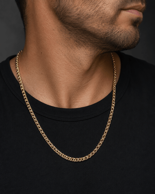 Gold-tone Bismarck unisex chain necklace 50 cm worn by a man – lifestyle photo