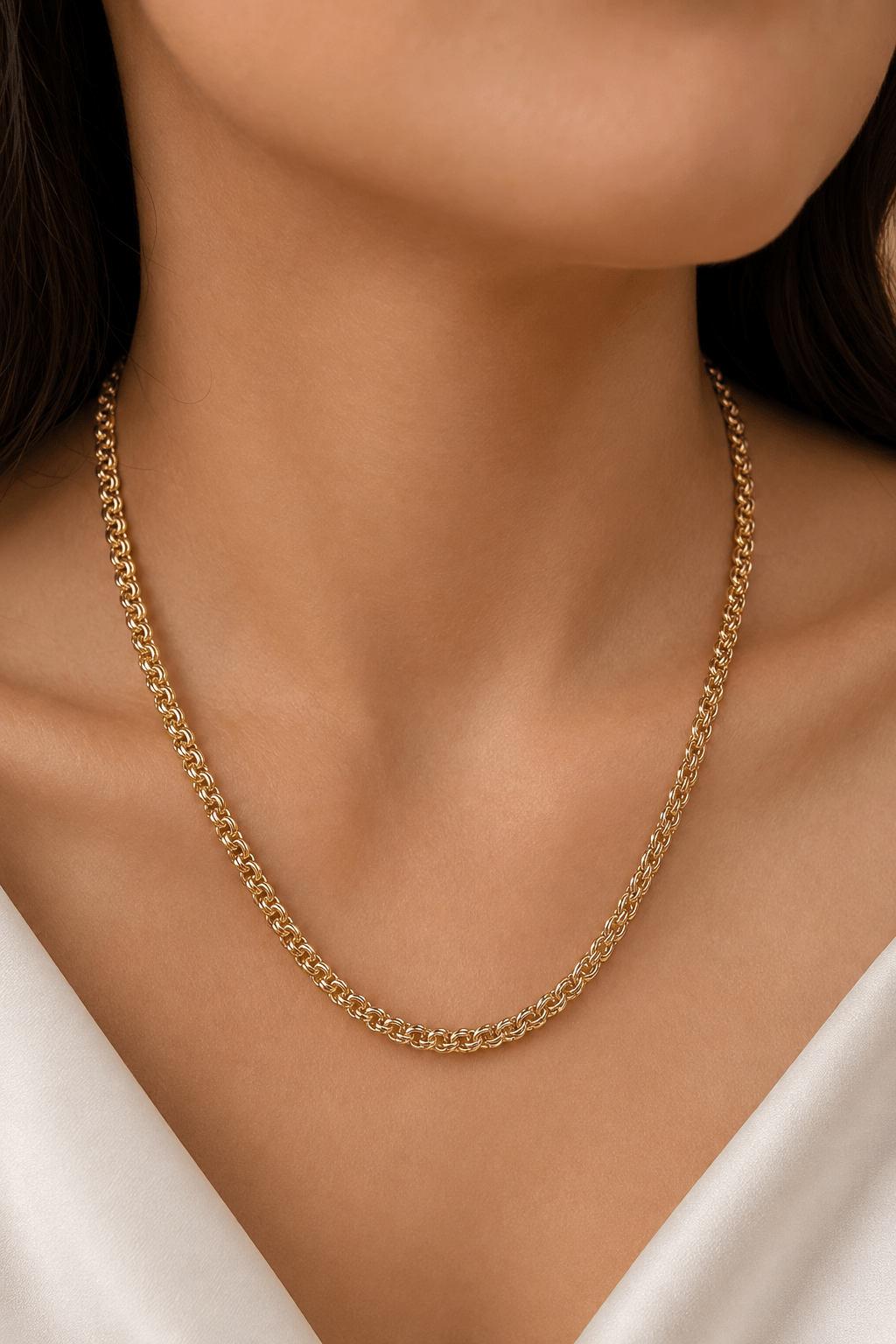 Gold-tone Bismarck unisex chain necklace 50 cm worn by a woman – lifestyle photo